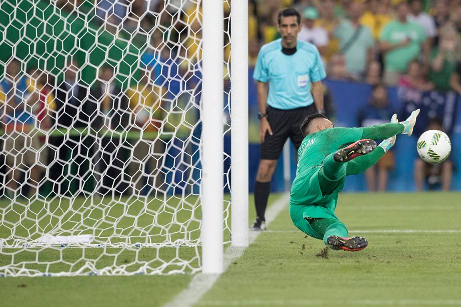 O goleiro Weverton defende pênalti cobrado por Nils Petersen, da Alemanha, na final do futebol masculino no Maracanã