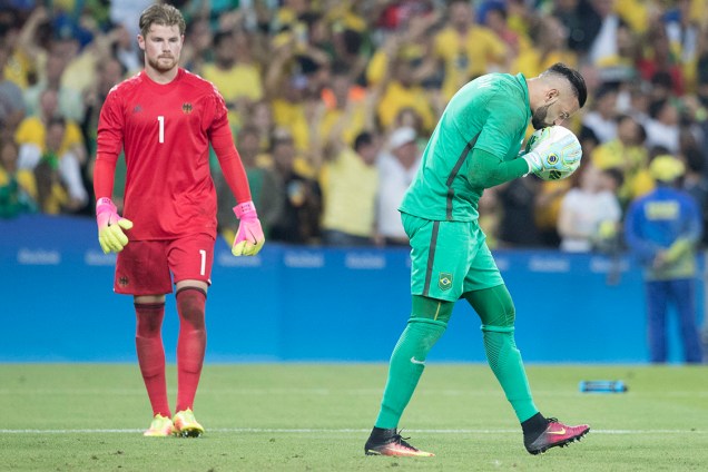 O goleiro Weverton comemora após defender pênalti, na final do futebol masculino no Maracanã
