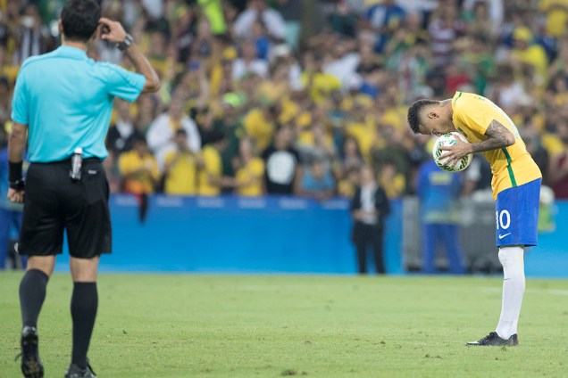 Neymar se prepara para cobrar pênalti na final contra a Alemanha