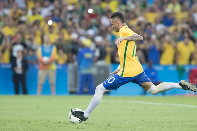 Neymar cobra pênalti na final contra a Alemanha