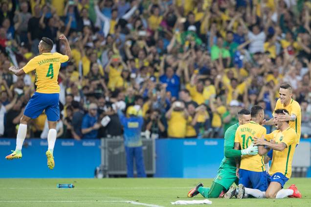 Jogadores do Brasil comemoram a medalha de ouro após vencerem a Alemanha nos pênaltis