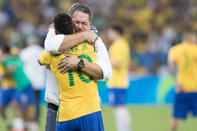 Neymar abraça o técnico Rogério Micale, após a conquista do primeiro ouro olímpico do futebol
