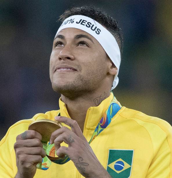 Neymar recebe a medalha de ouro após Brasil vencer a Alemanha nos Jogos Olímpicos Rio 2016