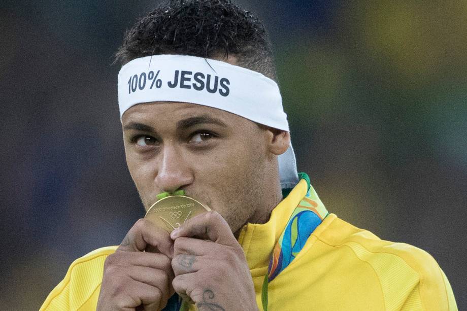 Neymar recebe a medalha de ouro após Brasil vencer a Alemanha nos Jogos Olímpicos Rio 2016