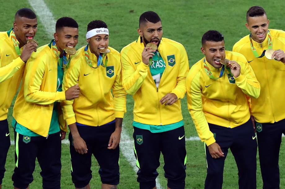 Jogadores do Brasil conquistam a medalha de ouro após vencerem a Alemanha