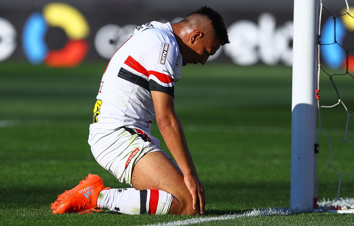 O jogador Andrés Chávez lamenta jogada perdida, durante partida entre São Paulo e Coritiba, válida pela 22º rodada do Campeonato Brasileiro, realizada no Estádio do Morumbi - 28/08/2016