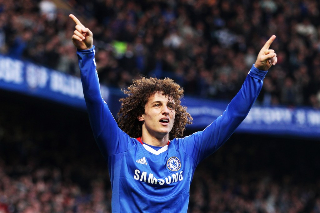 O jogador David Luiz celebra gol em partida entre Chelsea e Manchester City - 20/03/2011