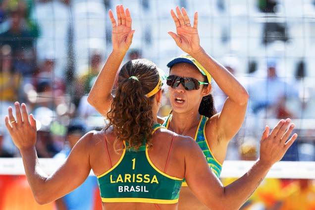 As brasileiras Larissa e Talita comemoram ponto, na Praia de Copacabana - 07/08/2016