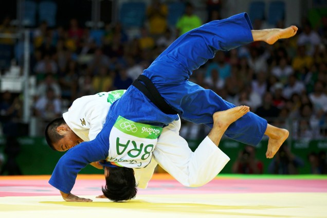 O brasileiro Charles Chibana, durante confronto com o judoca japonês Masashi Ebinuma, na fase classificatória do torneio de judô masculino, categoria 66kg, realizada na Arena Carioca 2 - 07/08/2016