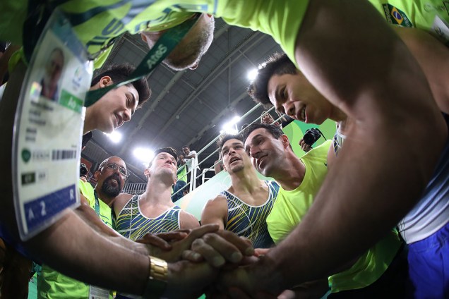 Ginastas brasileiros comemoram a classificação para a segunda fase classificatória masculina