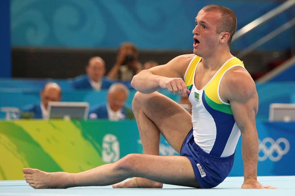 O ginasta brasileiro Diego Hypólito sofre queda em sua apresentação nos Jogos Olímpicos Pequim-2008 - 17/08/2008