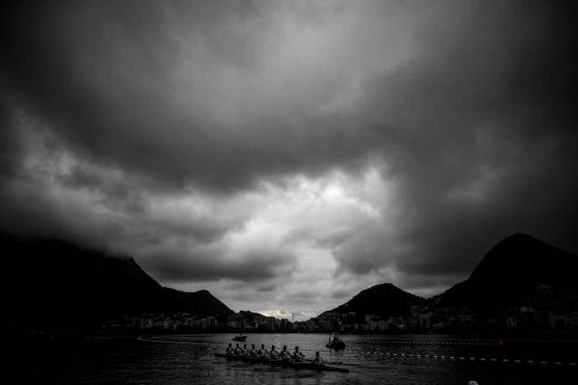 Remadores treinam na Lagoa Rodrigo de Freitas, durante os Jogos Olímpicos Rio 2016