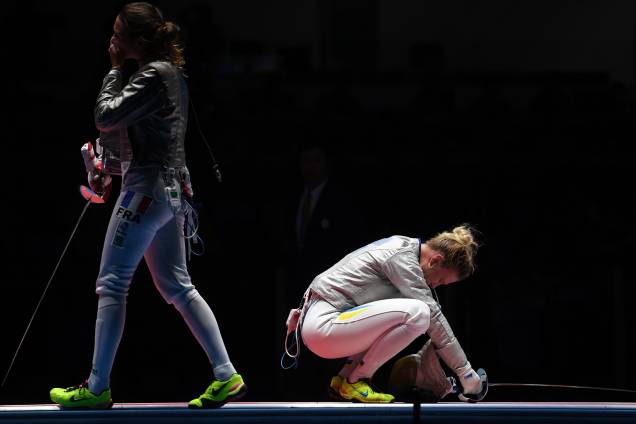 A esgrimista ucraniana, Olga Kharlan, reage após vencer a francesa Manon Brunet, nos Jogos Olímpicos Rio 2016