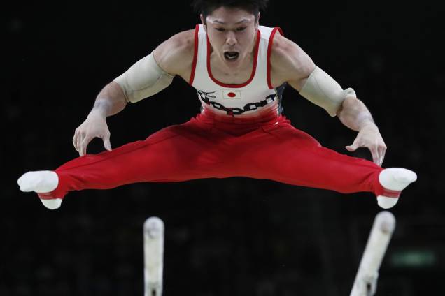 O ginasta japonês, Kohei Uchimura, durante a prova nas barras paralelas na final da ginástica artística nas Olimpíadas Rio 2016