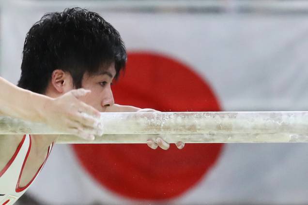 O ginasta Ryohei Kato, do Japão, durante a prova de barras paralelas, durante a final de equipes nos Jogos Olímpicos Rio 2016