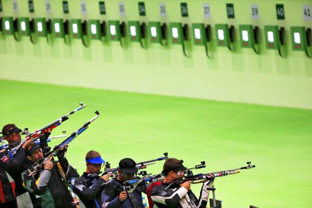 Competidores durante a prova de tiro masculino, categoria 10m rifle de ar, no Centro Olímpico de Tiro - 08/08/2016