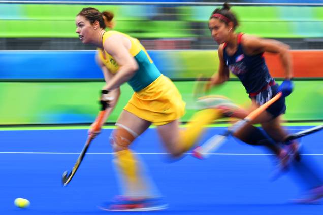 A australiana Karri McMahon mantém a posse de bola, marcada pela americana Melissa Gonzalez, no hóquei sobre grama feminino, em partida realizada no Centro Olímpico de hóquei - 08/08/2016