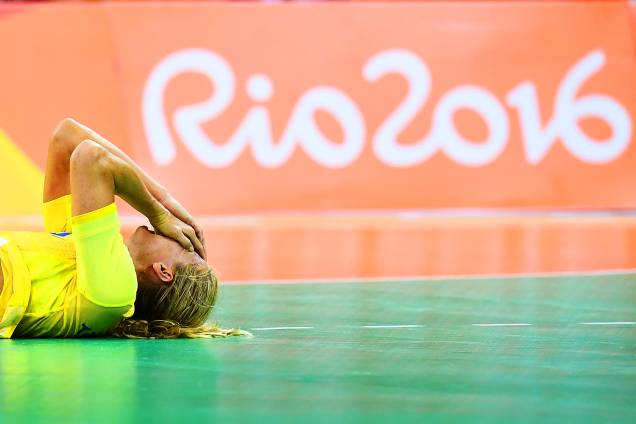 Jogadora sueca lamenta jogada perdida, durante partida do handebol feminino contra a Coreia do Sul, na Arena do Futuro - 08/08/2016