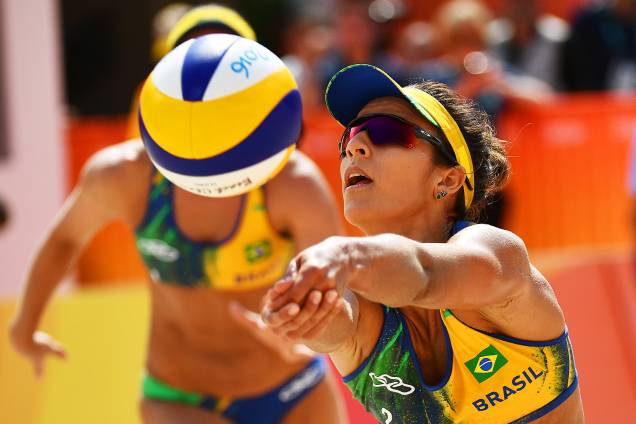 A brasileira Bárbara, durante partida contra a Argentina, no vôlei de praia femnino, na Praia de Copacabana - 08/08/2016