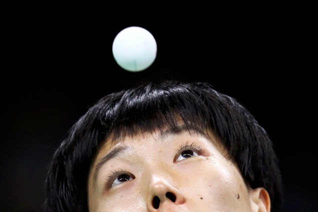 A chinesa Li Xiaoxia, olha para bola durante partida contra a tenista de Taipei, Cheng I-Ching, nas quartas-de-final do tênis de mesa feminino, disputado no Pavilhão 3 do Riocentro - 09/08/2016