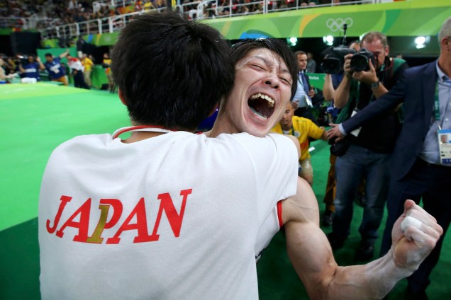 O japonês Kohei Uchimura comemora a medalha de ouro na disputa do individual geral na ginástica artística masculina - 10/08/2016