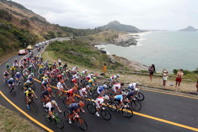 Atletas do ciclismo de estrada feminino atravessam o Forte de Copacabana