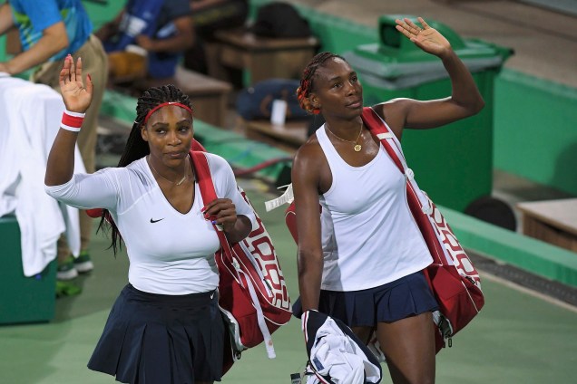 2016 Rio Olympics - Tennis - Preliminary - Women's Doubles First Round - Olympic Tennis Centre - Rio de Janeiro, Brazil - 07/08/2016. Serena Williams (USA) of USA and Venus Williams (USA) of USA leave after losing their match against Lucie Safarova (CZE) of Czech Republic and Barbora Strycova (CZE) of Czech Republic.  REUTERS/Toby Melville TPX IMAGES OF THE DAY. FOR EDITORIAL USE ONLY. NOT FOR SALE FOR MARKETING OR ADVERTISING CAMPAIGNS.