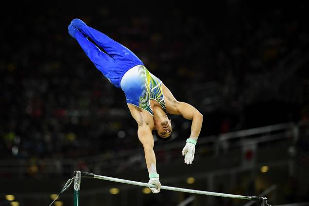 O ginasta brasileiro Francisco Barretto Junior, se apresenta na barra horizontal, durante a final de equipes nas Olimpíadas Rio 2016