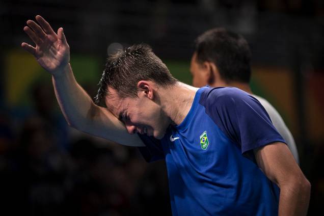 O brasileiro Hugo Calderano chora após perder para o japonês Jun Mizutani, nas oitavas de final do tênis de mesa