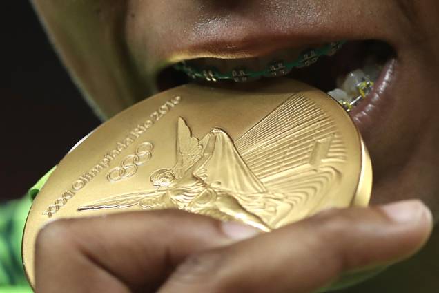 A judoca Rafaela Silva comemora a medalha de ouro nas Olimpíadas Rio 2016