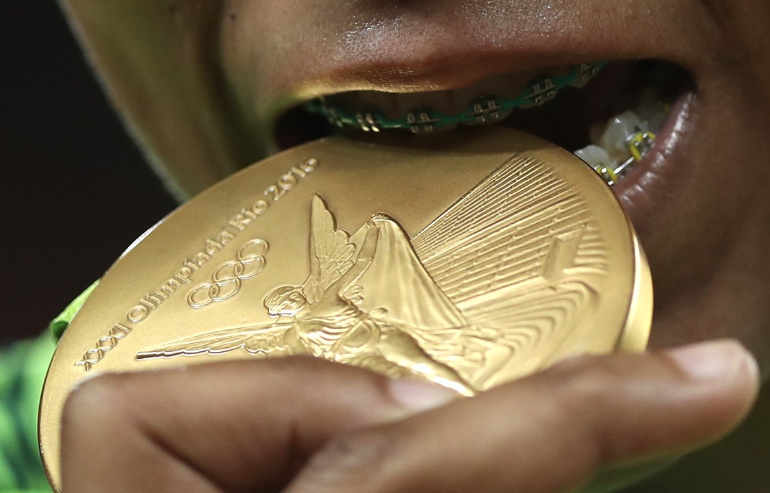 A judoca Rafaela Silva comemora a medalha de ouro nas Olimpíadas Rio 2016
