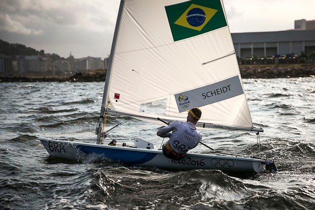 O velejador da classe Laser, Robert Scheidt, durante regata na Marina da Glória, nos Jogos Olímpicos Rio 2016