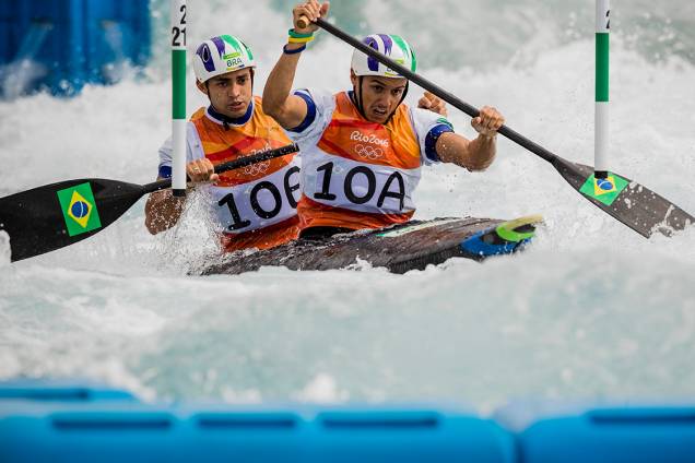 A dupla brasileira Charles Correa e Anderson Oliveira, durante as eliminatórias de canoagem slalom categoria C2, nas Olimpiadas Rio 2016.