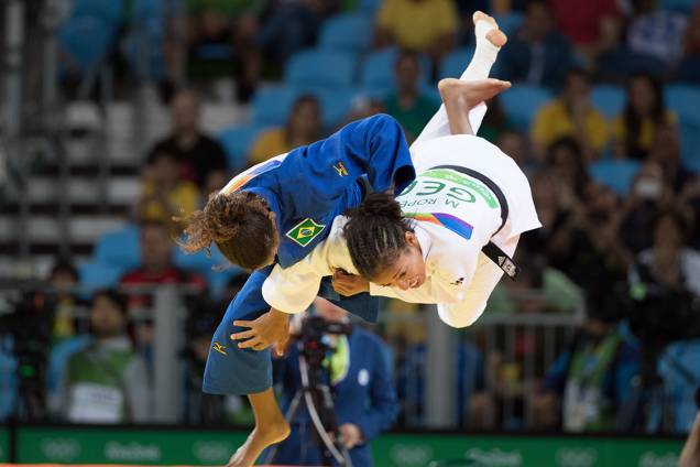 A judoca brasileira, Rafaela Silva dá um golpe na alemã Miryam Roper, na primeira fase eliminatória das Olimpíadas Rio 2016