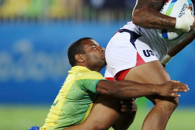 O brasileiro André Nascimento tenta marcar Kisi Keomaka Unufe dos Estados Unidos na disputa do Rugby