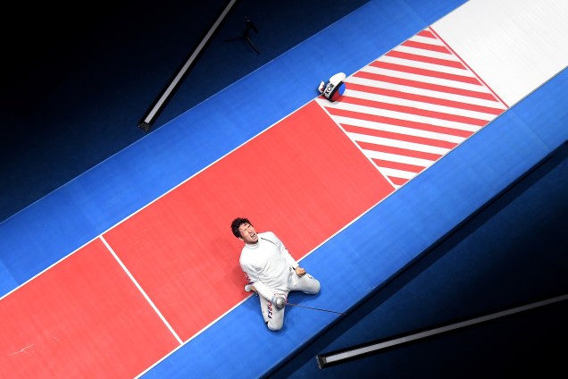 O sul-coreano Sangyoung Park comemora ao conquistar a medalha de ouro na esgrima após derrotar o húngaro Geza Imre