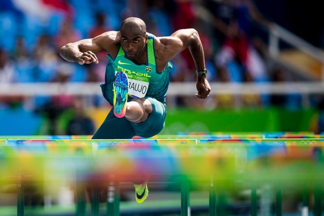 O brasileiro Luiz Alberto de Araújo disputa os 110 metros com barreiras do decatlon, nas Olimpiadas Rio 2016