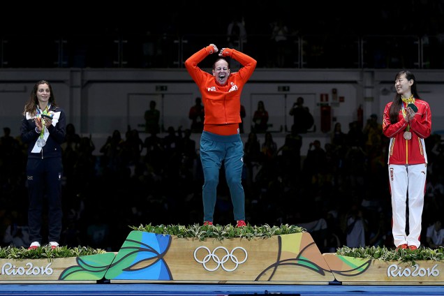 A húngara Emese Szasz, não consegue conter a euforia após vencer a medalha de ouro na esgrima, nos Jogos Olímpicos Rio 2016