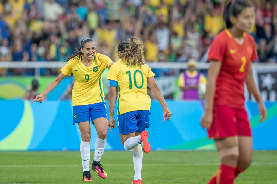 Andressa Alves comemora gol sobre a China, após uma assistência de Marta, no Rio