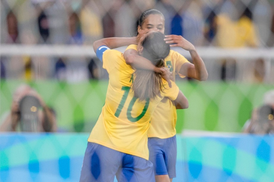 Andressa Alves comemora gol sobre a China, após uma assistência de Marta, no Rio