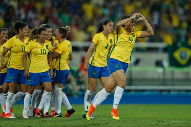 Beatriz, do Brasil, comemora após marcar gol sobre a Suécia, nos Jogos Olímpicos Rio 2016