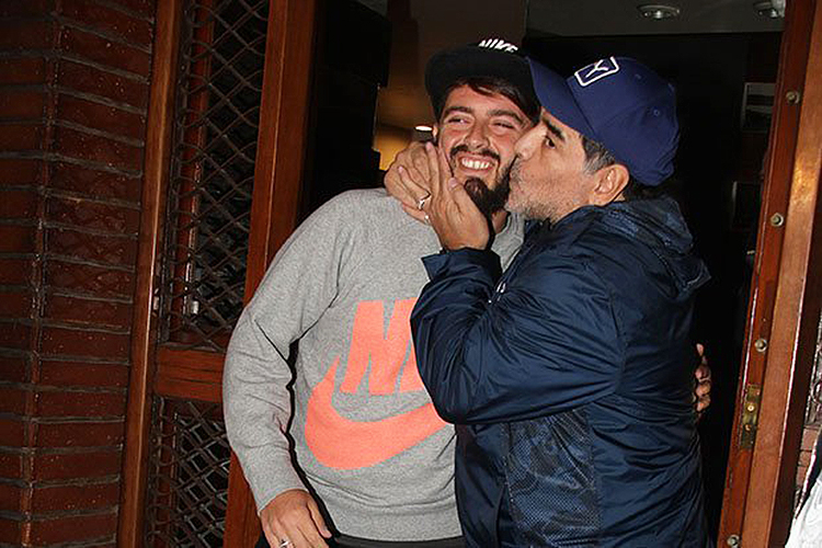O ex-jogador de futebol Diego Maradona assume filho de 29 anos