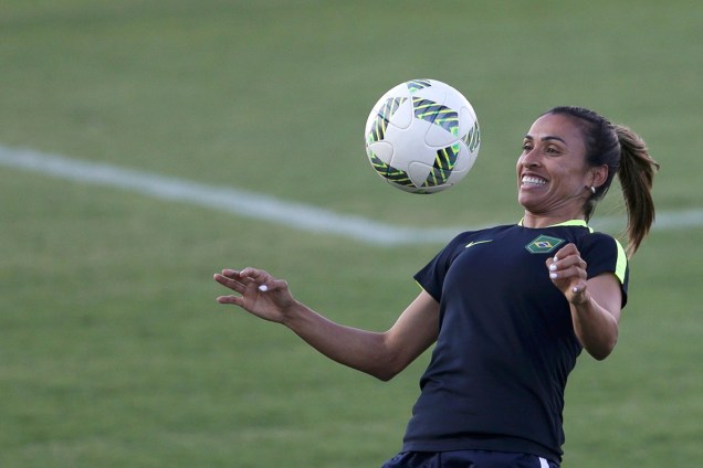 Marta, estrela da seleção feminina de futebol, faz embaixadinhas durante treino para os Jogos Olímpicos - 08/08/2016