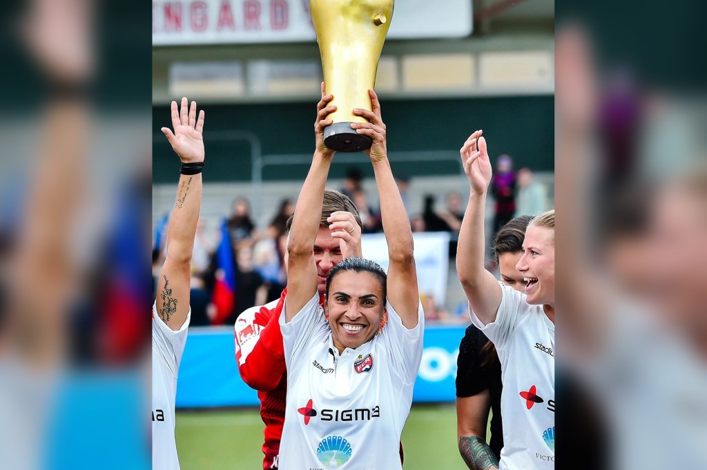 Marta celebra a conquista da Copa da Suécia pelo Rosengärd