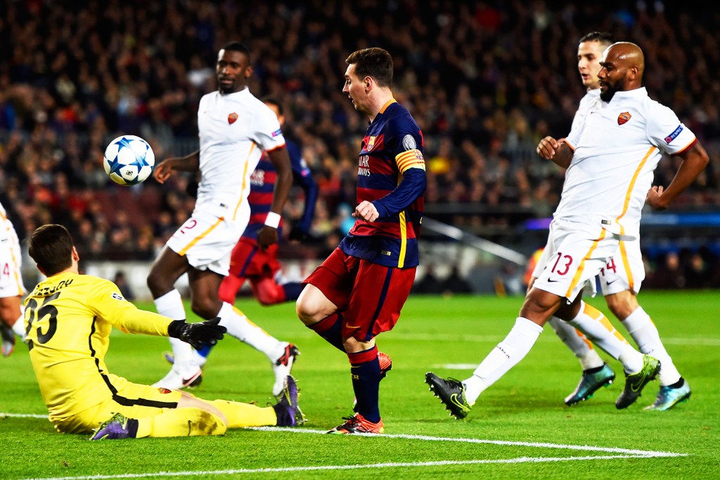 O jogador do Barcelona, Lionel Messi marca gol durante partida contra a Roma, válida pela Liga dos Campeões da Europa no Estádio Camp Nou, na Espanha - 24/11/2015
