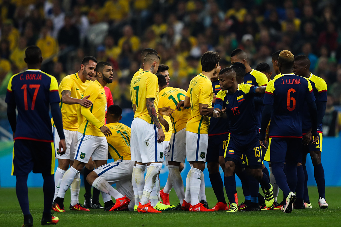 Jogadores de Brasil e Colômbia brigam durante jogo pelas quartas de final, nas Olimpíadas Rio 2016 Jogadores de Brasil e Colômbia brigam durante jogo pelas quartas de final, nas Olimpíadas Rio 2016