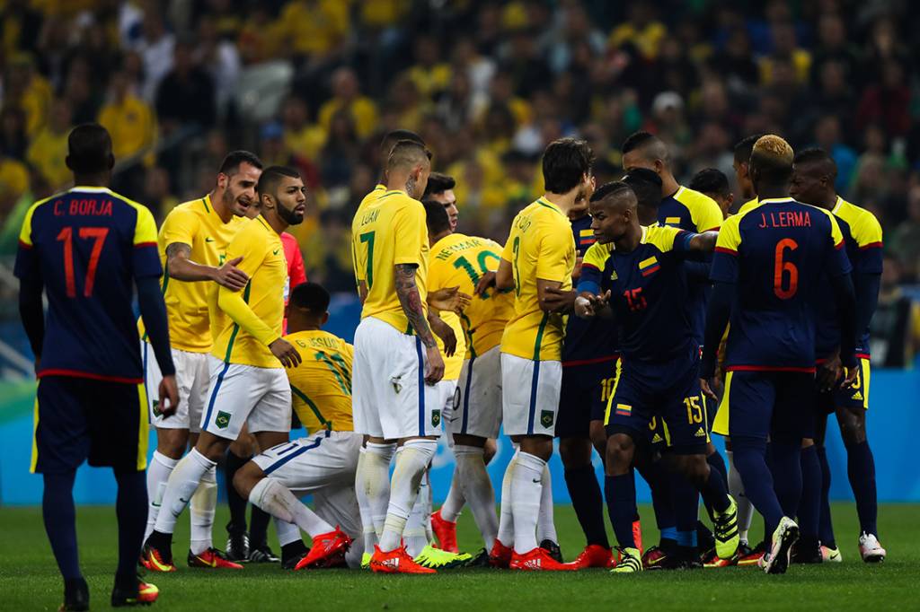 Jogadores de Brasil e Colômbia brigam durante jogo pelas quartas de final, nas Olimpíadas Rio 2016