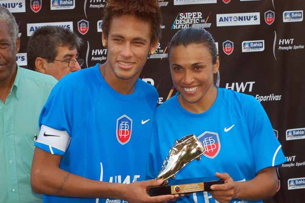 Neymar e Marta durante amistoso entre Amigos de Neymar e seleção baiana, em 2011