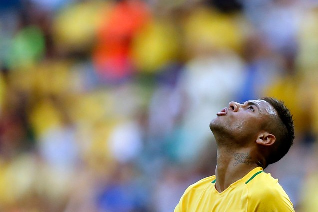 Neymar lamenta chance perdida diante da África do Sul no Mané Garrincha