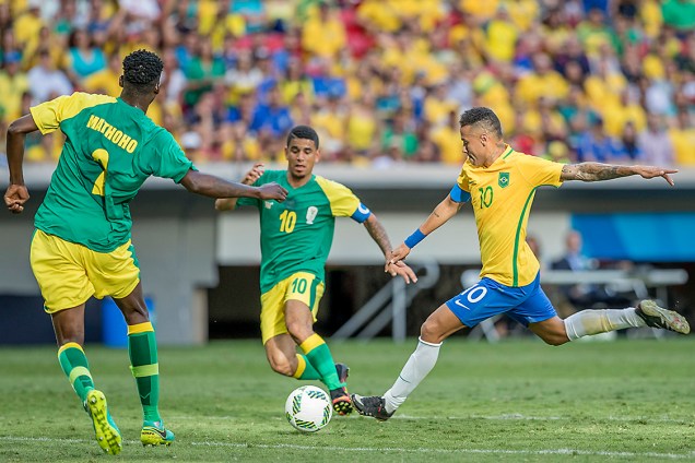 Apesar de chutar várias vezes a gol, Neymar não conseguiu abrir o placar